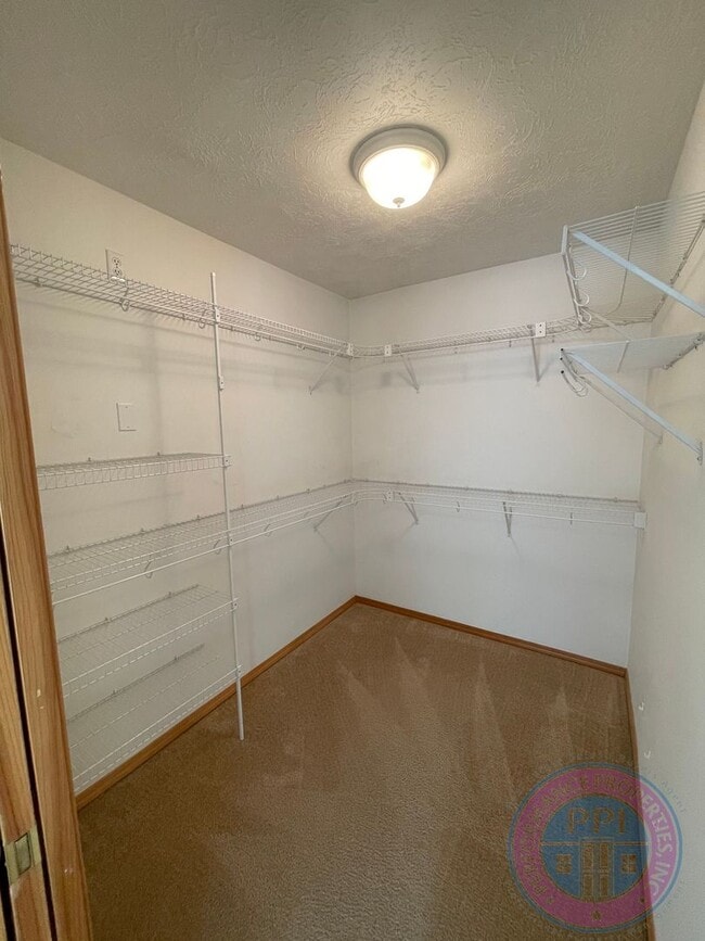 Building Photo - Sunnyside Townhome Close to Restaurants  &...