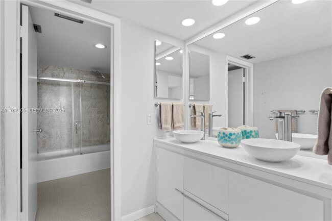 Building Photo - 881 Ocean Dr