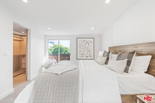 Building Photo - 857 N Detroit St