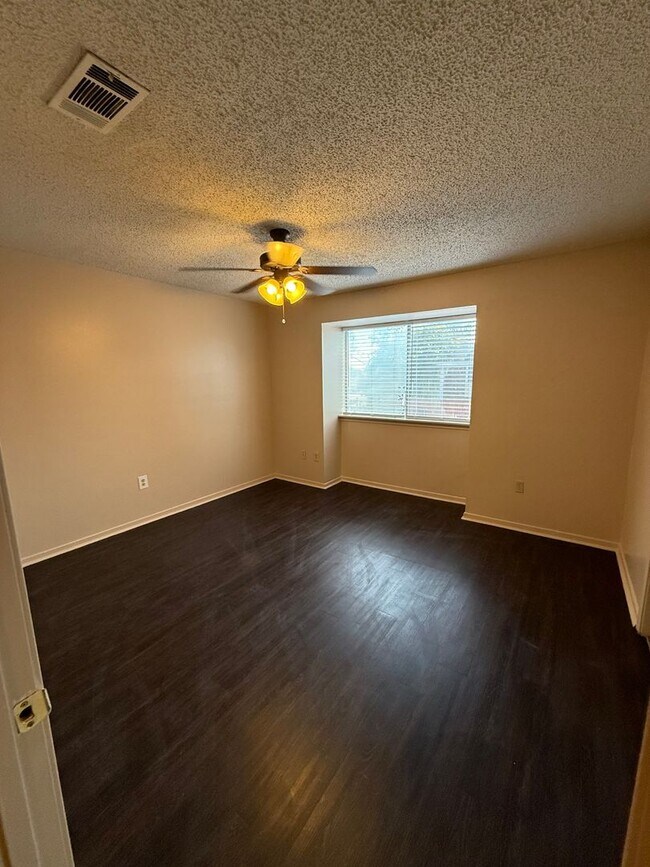 Building Photo - 2 bedroom 2 bath town home in a gated community