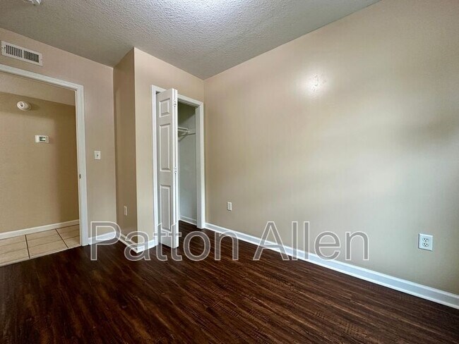 Building Photo - 8 Zell Ln