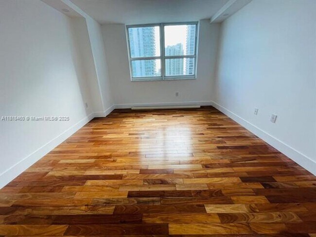 Building Photo - 1155 Brickell Bay Dr