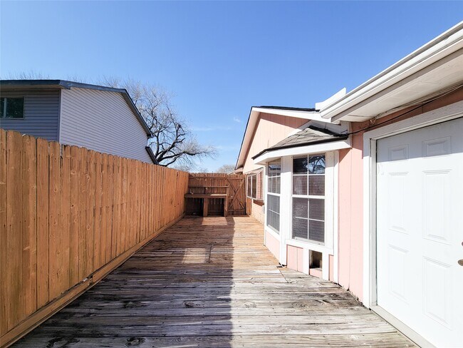 Building Photo - 412 Land Grant Dr