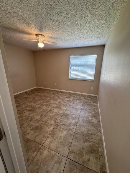 Building Photo - 1403 Lakeview Dr E