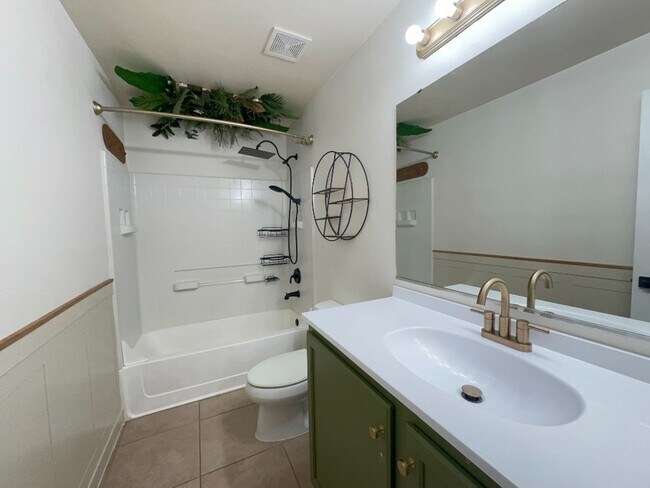 Building Photo - Available Now-3 bdrm/2 bath large open con...