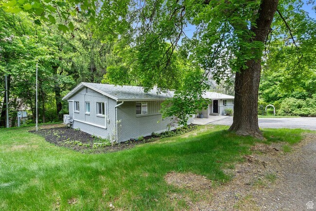 Building Photo - 208 Ogden Canyon Rd