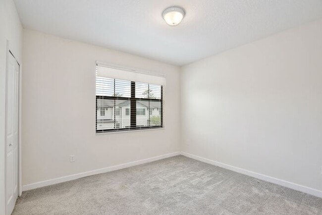 Building Photo - Beautiful 4/3.5 Townhome with a Spacious 2 Car Garage Located in Trails at Moss Park - Orlando