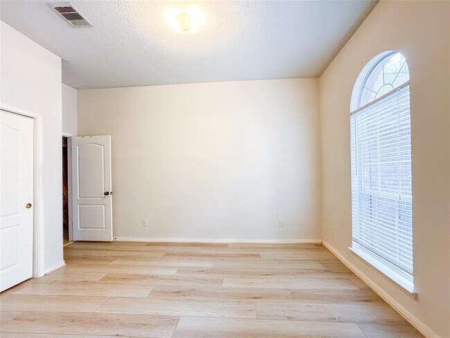 Building Photo - 2815 Town Gate Ct