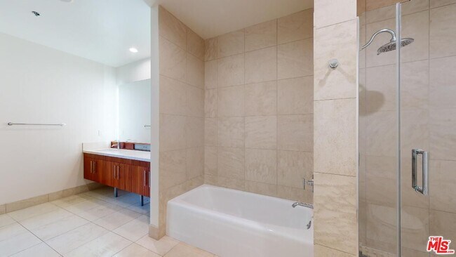 Building Photo - 1100 S Hope St