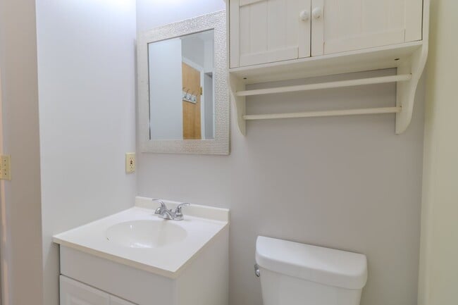 Building Photo - Woodsy Retreat in Lake Ann