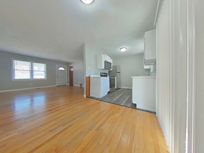 Building Photo - 3320 Forest Lake Dr