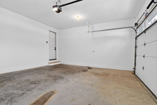 Building Photo - Spacious New Build in Quiet Glenmont / Silver Spring - Available Now