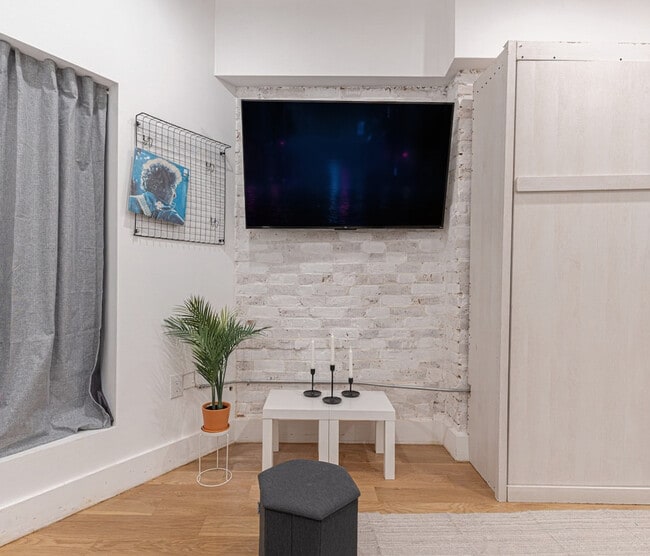 Building Photo - 631 Wilson Ave