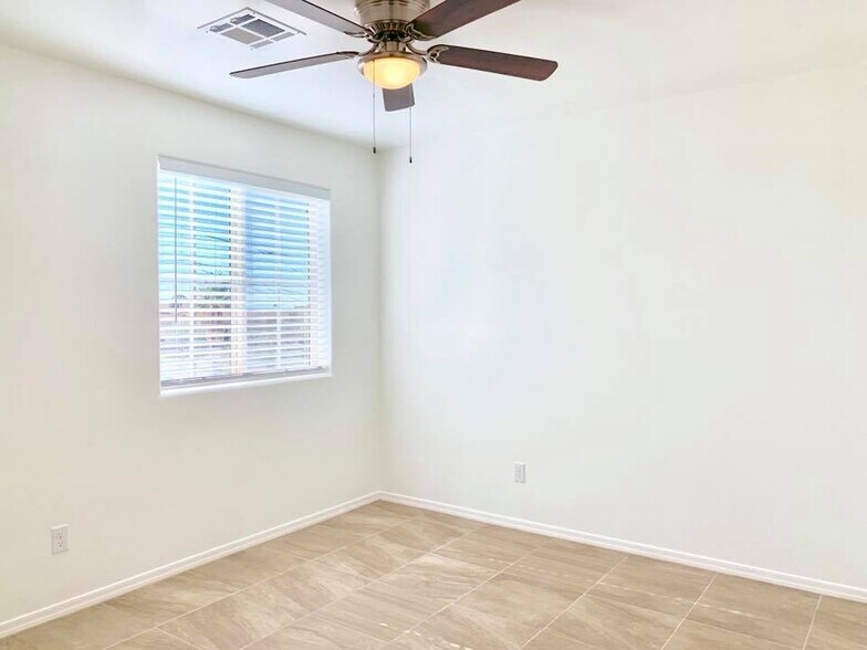 Building Photo - 10402 N 9th Ave