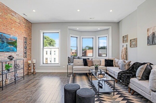 Building Photo - 3330 S Indiana Ave