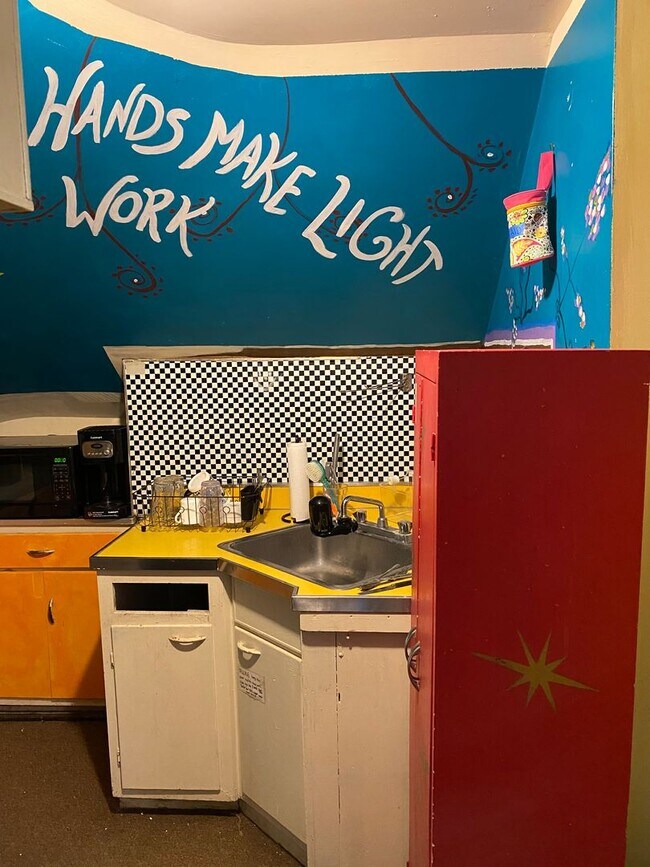 Building Photo - 560-2 Allen - Available 6/1/26 Spacious 2nd/3rd Floor Duplex With 3 Full Baths