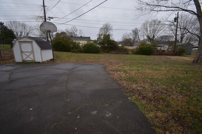Building Photo - 3 Bedroom Pet Friendly Home For Rent!