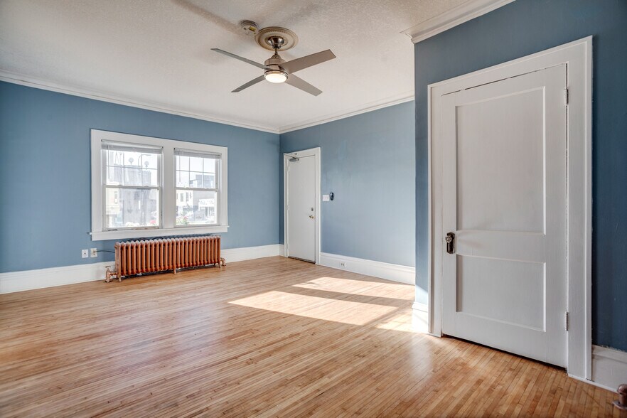 Building Photo - 1523 W Lake St