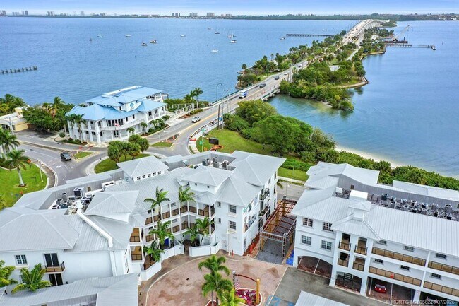 Building Photo - 3736 NE Indian River Dr