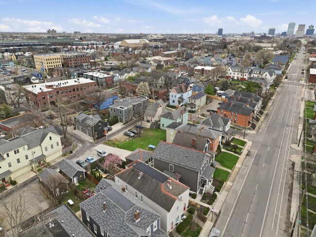 Building Photo - 1102 Summit St