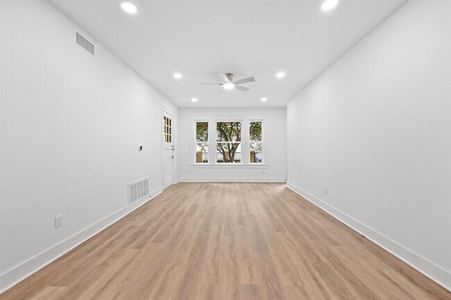 Building Photo - 1006 1/2 W 22nd St