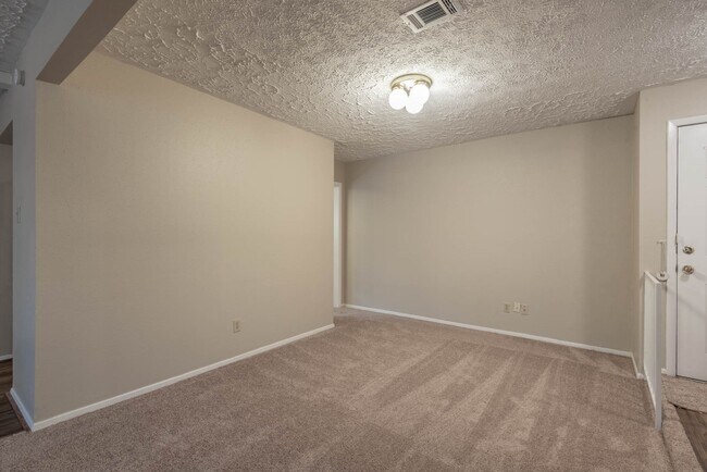 Building Photo - 6015 Knotty Post Ln