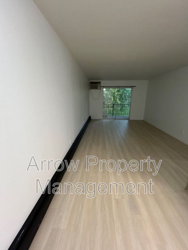 Building Photo - 215 E Arbor Ave