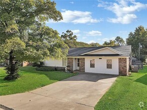Building Photo - Cute 3 Bedroom House