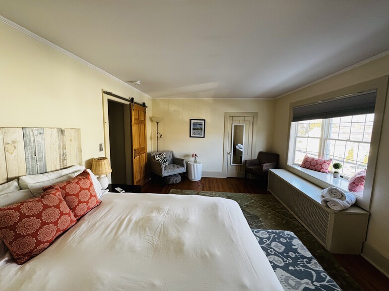 First bedroom with bay window and walk-in closet - 401 North St