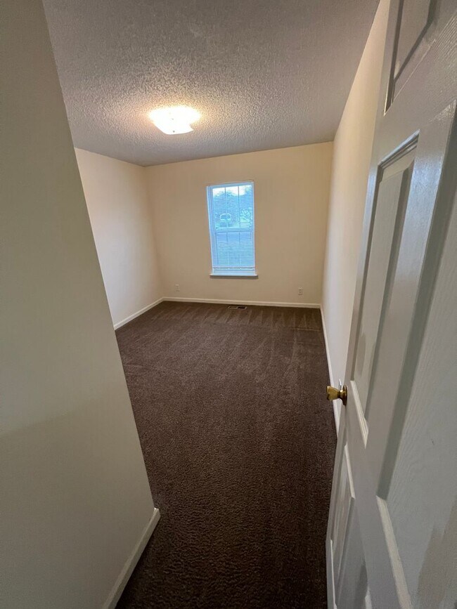 Building Photo - Available home in Cozy Caul-de-sac