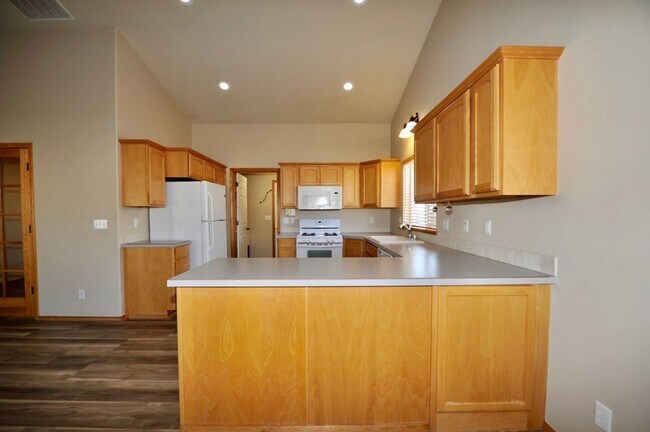 Building Photo - 3 bed 2 bath rancher with office