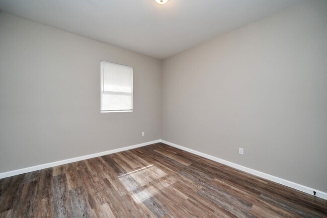 Building Photo - Beautifully Renovated 4BR/2.5BA with Large Yard in Graysville