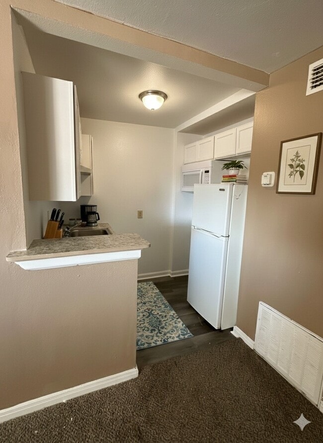 Building Photo - 516 Holiday Dr