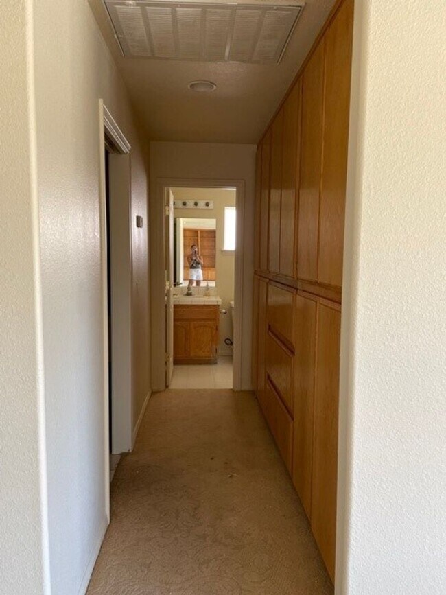 Building Photo - 27401 Lakeview Dr