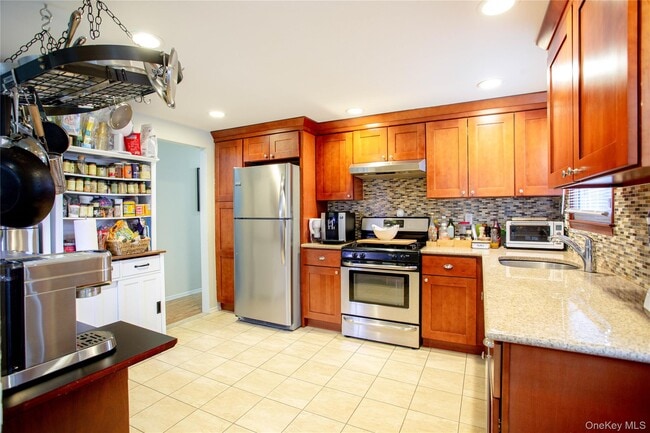 Building Photo - 552 E Walnut St