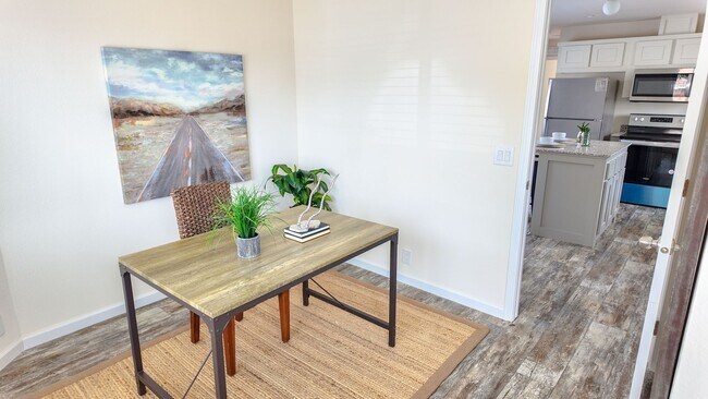 Building Photo - Newer West Sac Home