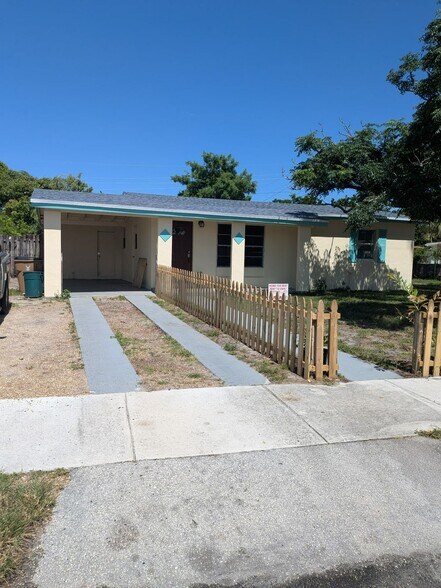 Building Photo - 4710 NE 1st Ter