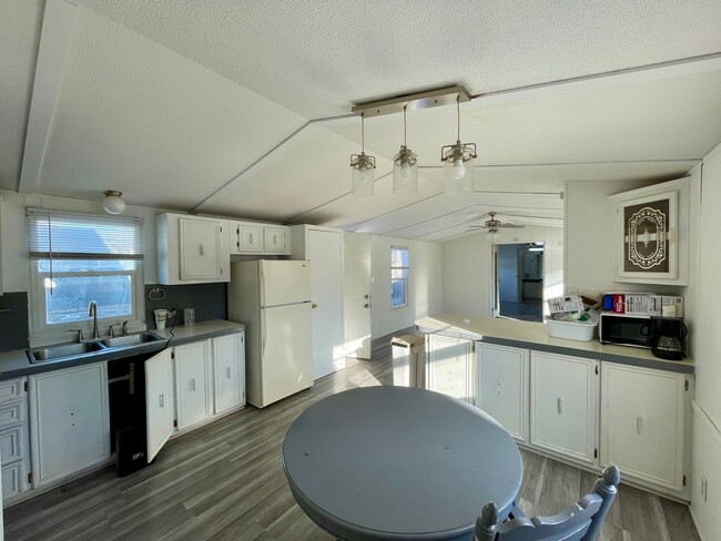 Building Photo - Modern 2 Bed 2 Bath Section 8