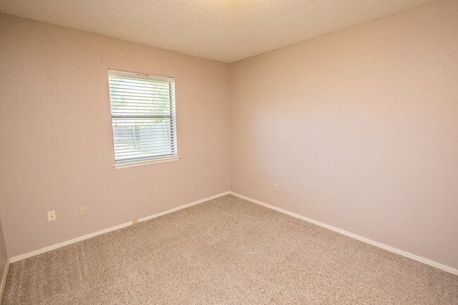 Building Photo - 2946 River Bend Ct