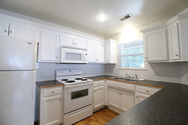 Building Photo - January FREE On This 1 Bedroom 1 Bath Duplex in Navy Hill Area in Olathe