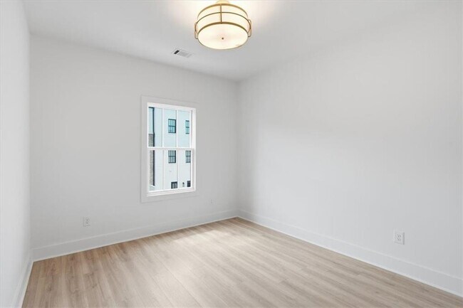 Building Photo - 333 Sugarview Rd