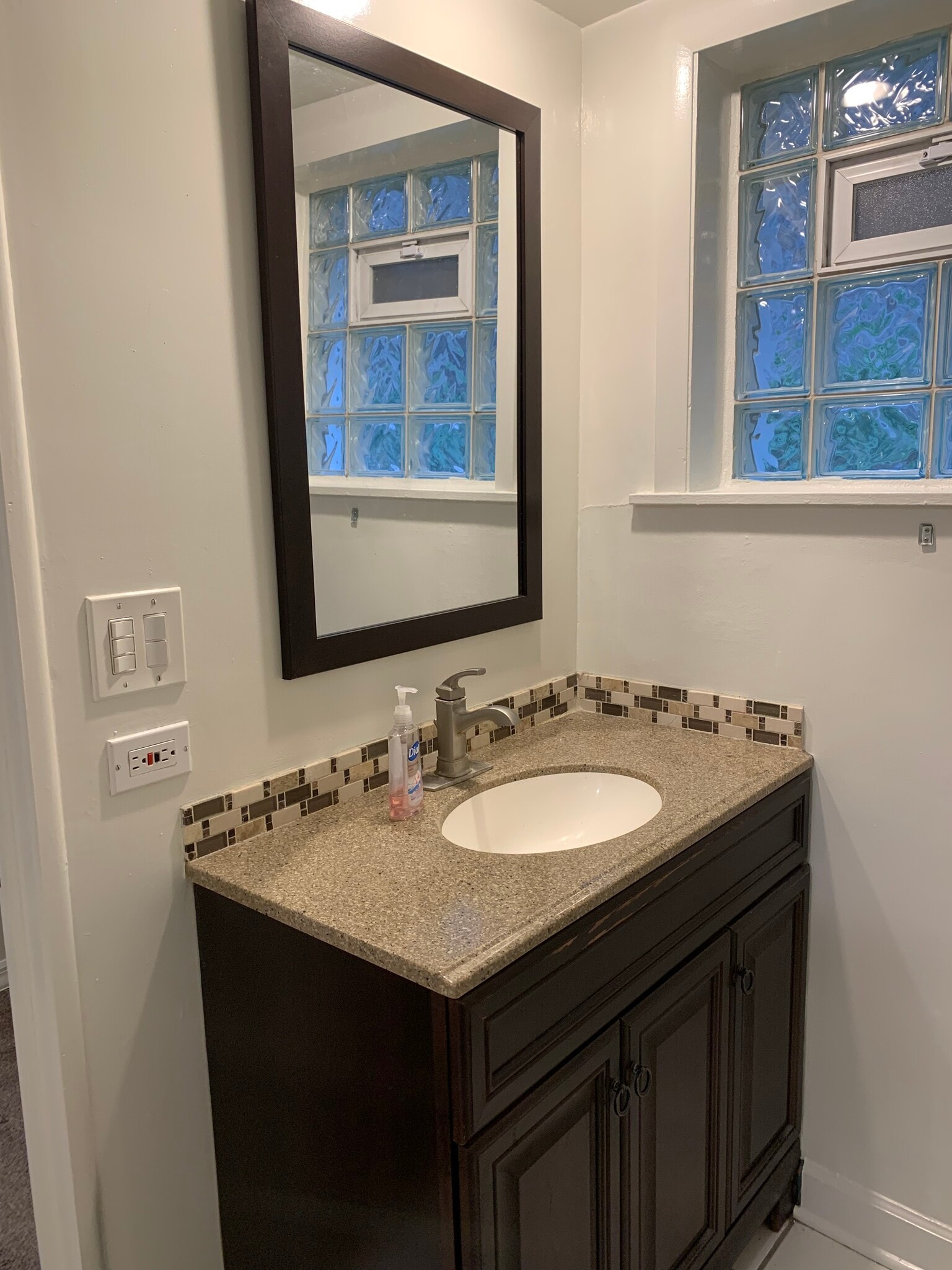 Bathroom - 1321 W Thorndale Ave
