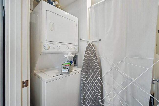 Building Photo - 400 Walnut St