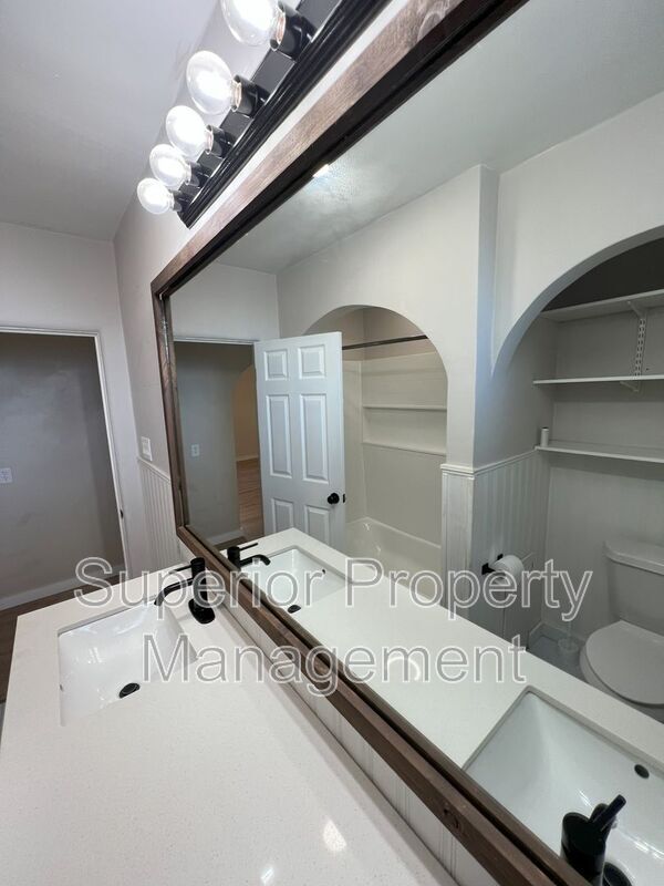 Building Photo - 222 Main St