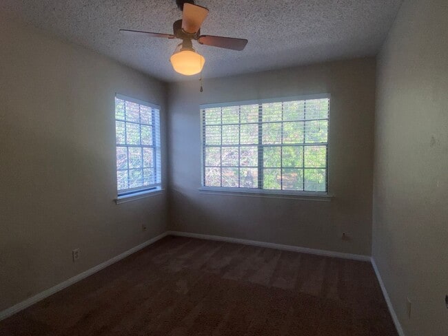 Building Photo - LARGE 4 BEDROOM BELTON ISD