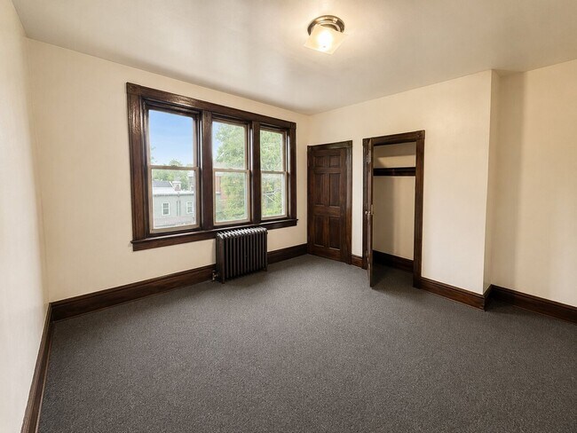Building Photo - Spacious 6-Bedroom Rental in North Philadelphia | Small Dogs Welcome