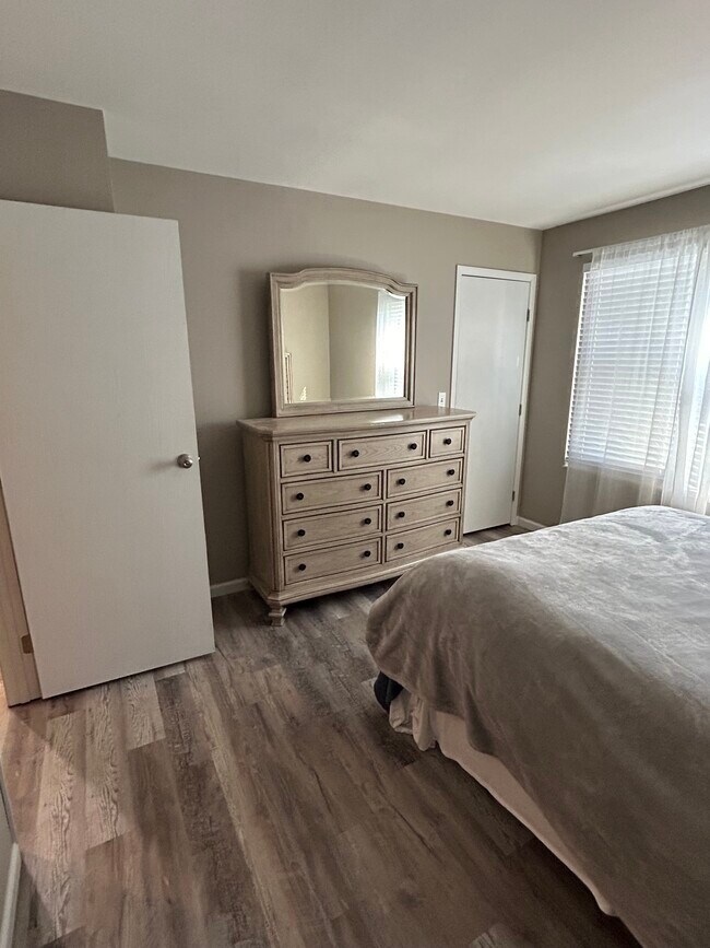 Building Photo - 4945 Singleton Dr