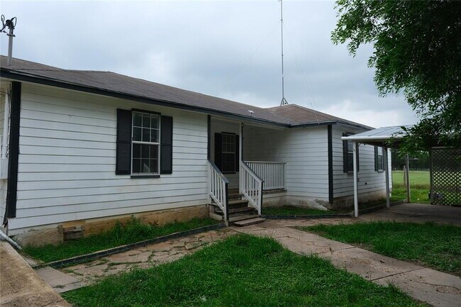 Building Photo - Enjoy peaceful country living just minutes from Elgin!