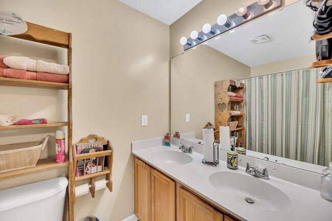 Building Photo - Stylish Living with Spacious Backyard!