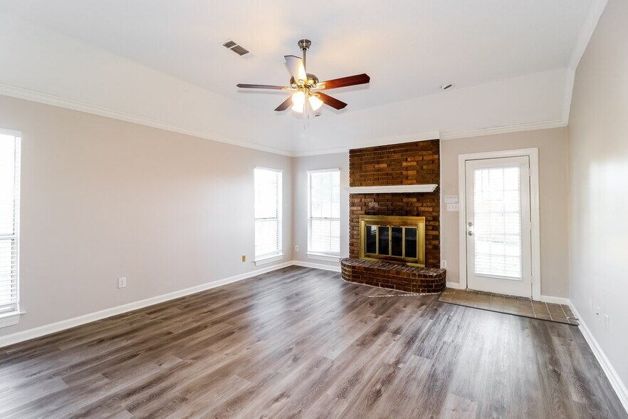 Building Photo - 7017 Juanita Cir S